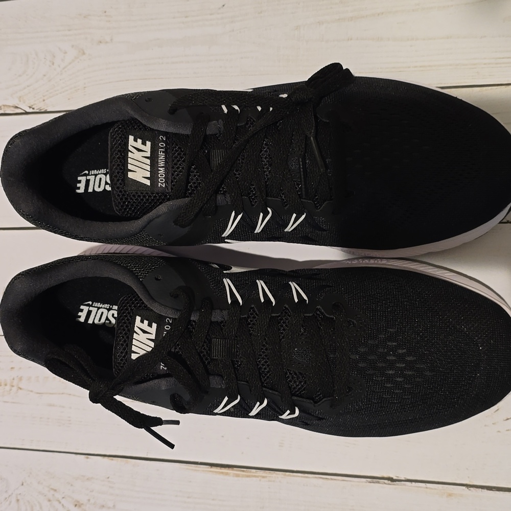 Nike Zoom Winflo 2 Shoes in black & white. Support cushion insole. NWOT